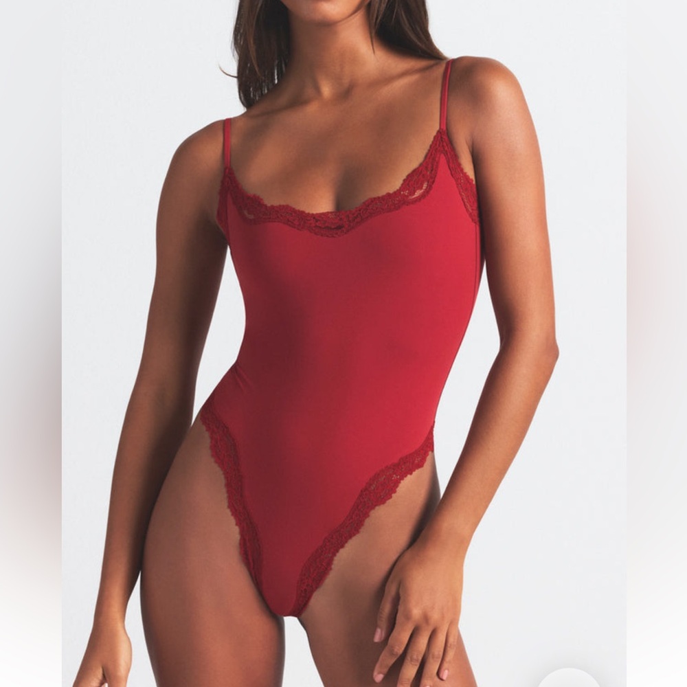 SKIMS Fits Everybody Cami Lace Thong Bodysuit Brick size Large